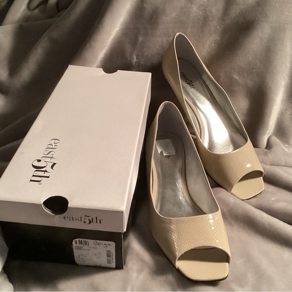 East 5th Beige pumps. NWT. New in Box size 9